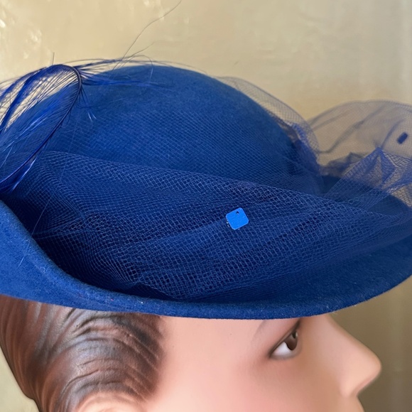 LUMINOUS 1960s\' BLUE FELT FEDORA + BOW, EMBELLISHED FEATHERS & SEQUINED VEILING main image 7